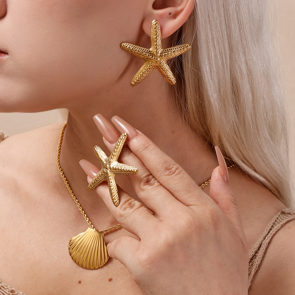 Taena Pendientes de acero de titanio europeos y americanos Pendientes de estrella de mar levantados con patrón de martillo de oro de alta gama de lujo ligero