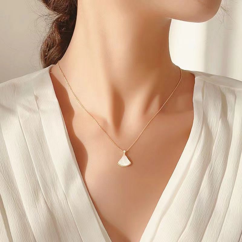 Small Skirt Shell Necklace Women's Summer 2024 New Fashionable Fan-shaped Necklace Chain Light Luxury High-end Elegant Clavicle Chain