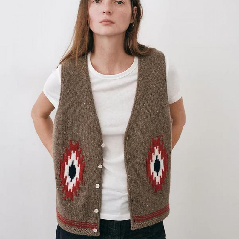 Brown French retro V-neck knitted cardigan vest for women, autumn and winter high-end layered sleeveless top jacket