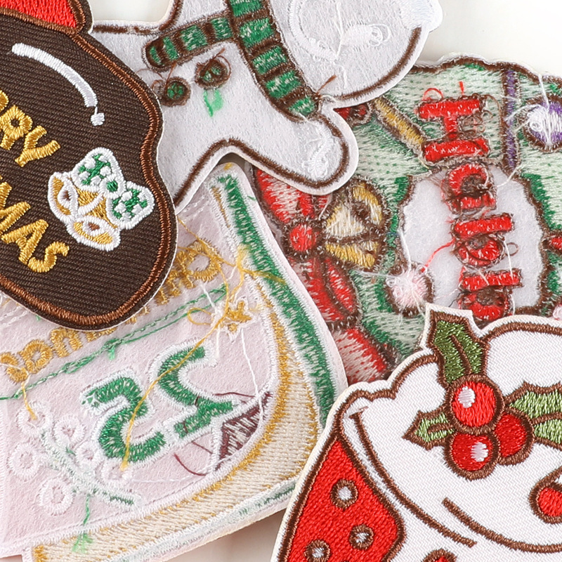 つのクールなオリジナルの刺繍の服の付属品の刺繍はクリスマスシリーズの漫画のパッチのバッジの布を貼って雪だるまの布を貼って貼ります。|undefined