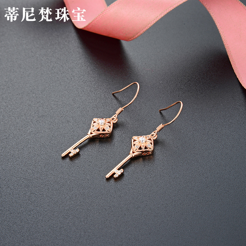 Estilo simple accesorios en forma de llave de diamante estilo japonés y coreano s925 pendientes de circón de plata pendientes de las mujeres populares