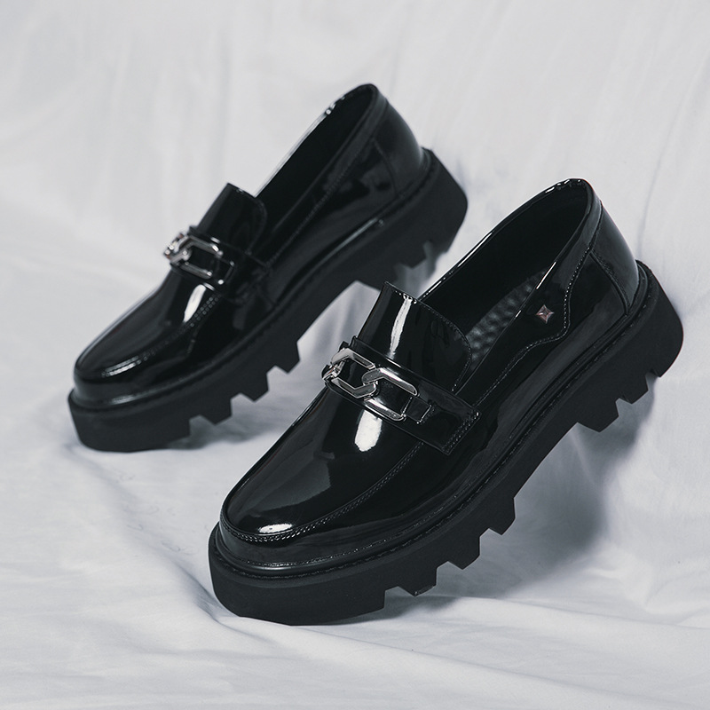 2023 Verano transfronterizo 45 yardas británico simple moda ocio cadena brillante cabeza redonda hombres tendencia zapatos de cuero