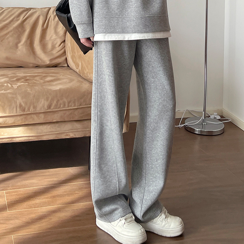 밝은 회색 바지 키가 큰 남자