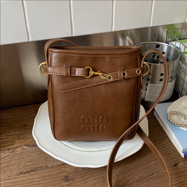 Texturas transfronterizas retro bolso cuadrado para mujeres otoño y invierno 2025 nuevo estilo simple temperamento mochila de hombro para viajes versátil mochila