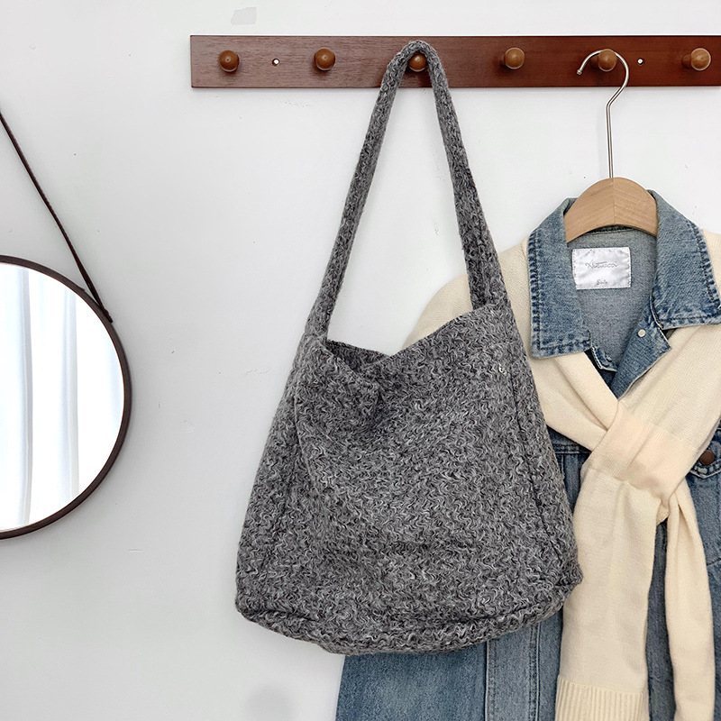 Bolso de hombro para niñas, sentido de alta gama, nicho, gran capacidad, otoño e invierno, bolso de franela de color sólido, bolso de mensajero ins al por mayor