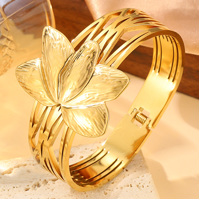 Brazalete de acero inoxidable China de ancho de viento Lotus hueco 18K oro de arena no decolor brazalete de acero de titanio joyas mujeres al por mayor