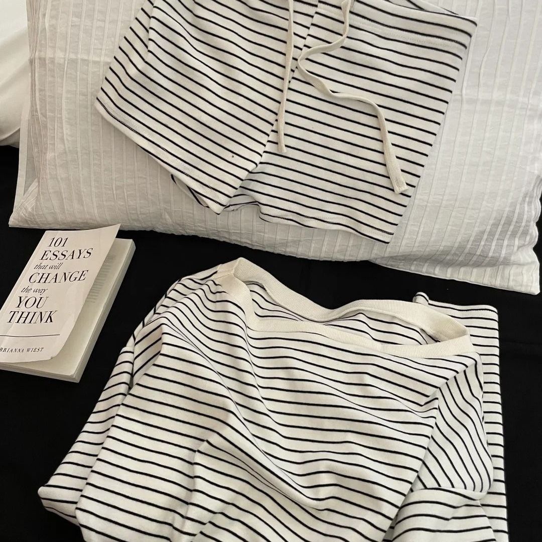 女性用のレイジーワンショルダー黒と白のストライプのパジャマ、春と夏の新しい長袖カジュアル半袖ホームウェアセットは屋外で着用できます