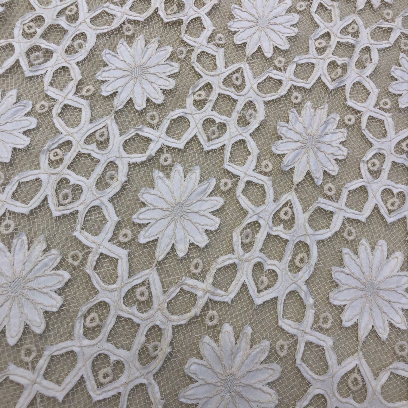 工厂直销白色牛奶丝立体刺绣镂空花朵水溶面料布料diy服装面料