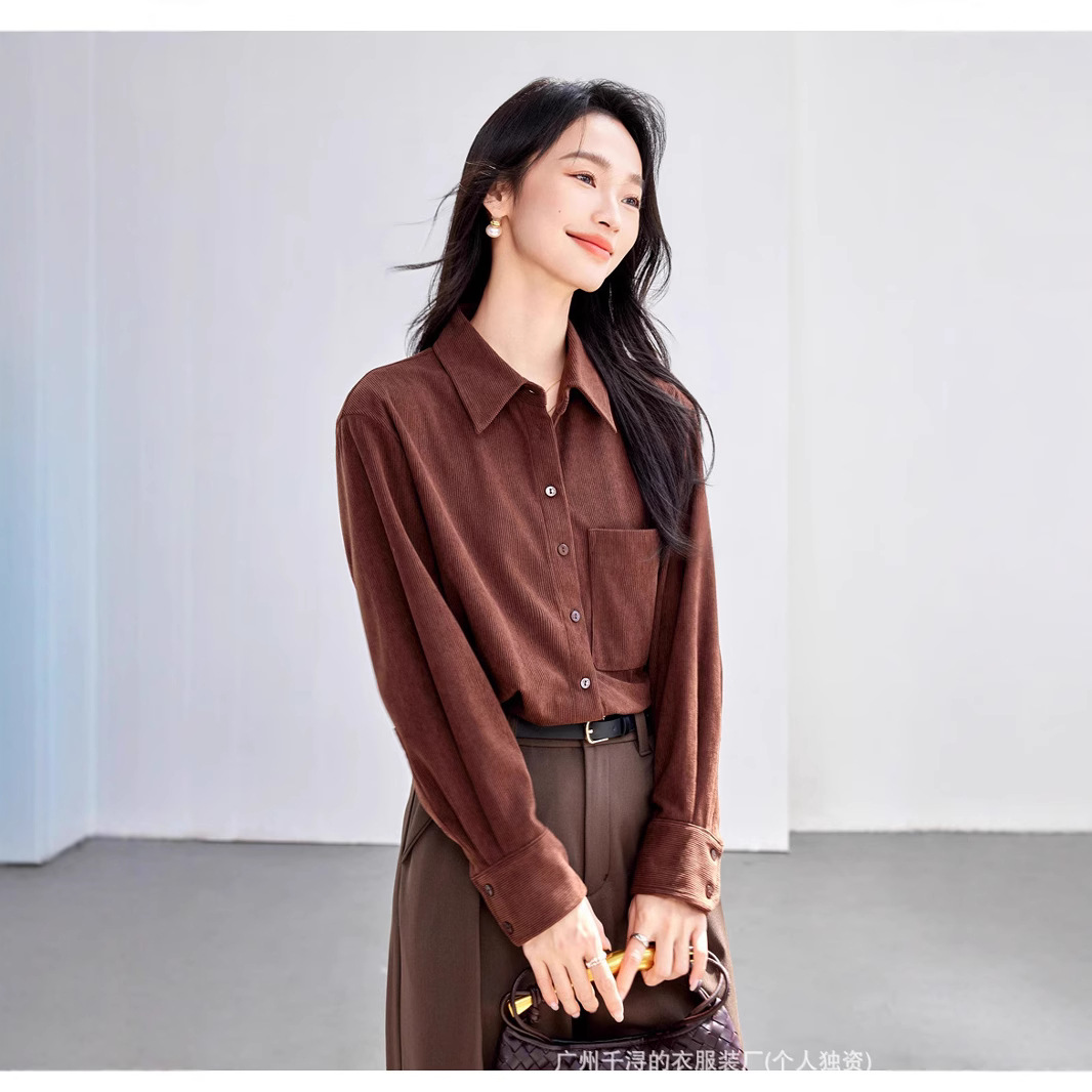 간단한 MAILLARD 스타일 다크 브라운 벨벳 따뜻한 셔츠 여성의 2024 가을과 겨울 긴 소매 캐주얼 우아한 통근 탑