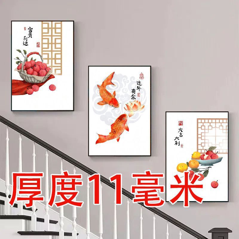 複式階段の入り口の間に装飾画があります。|undefined