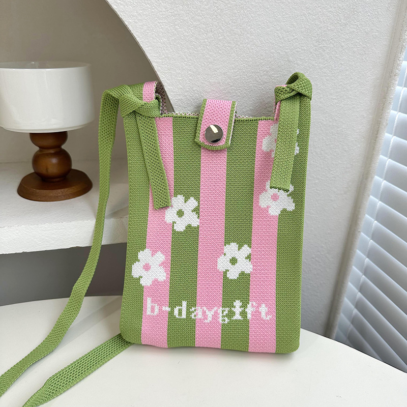 Pequeñas flores a rayas rosas y verdes