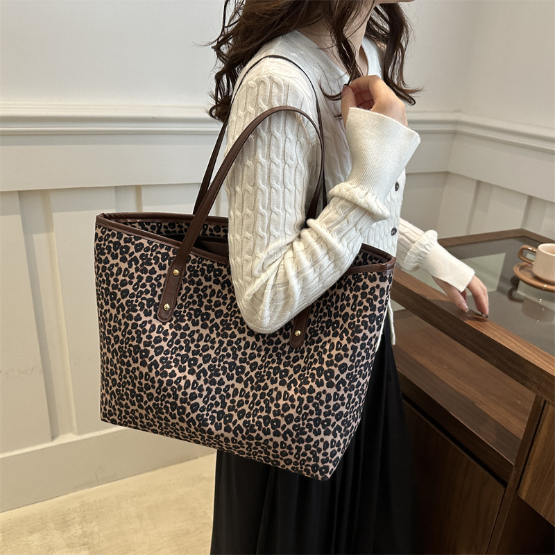 Gran capacidad de aire extranjero 2024 moda nueva personalidad leopardo casual in otoño tote bolso de hombro de mano para mujeres