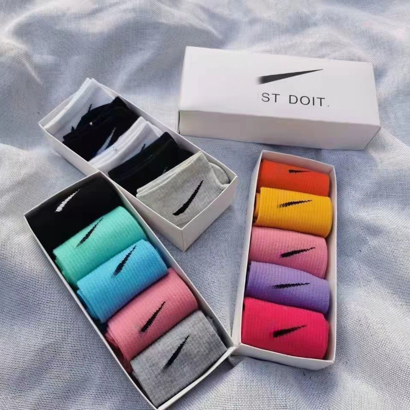 Suwan Nike Black and White Mid-Length Cotton Socks for Men and Women, Solid Color Sports Socks, Versatile Couple Socks Suwan Nike Black and White Mid-Length Cotton Socks for Men and Women, Solid Color Sports Socks, Versatile Couple Socks