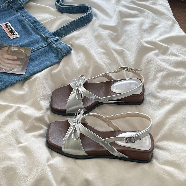 Fada francesa arco de pendiente sandalias de tacones para mujeres verano 2026 nuevo temperamento suave con falda de playa zapatos romanos