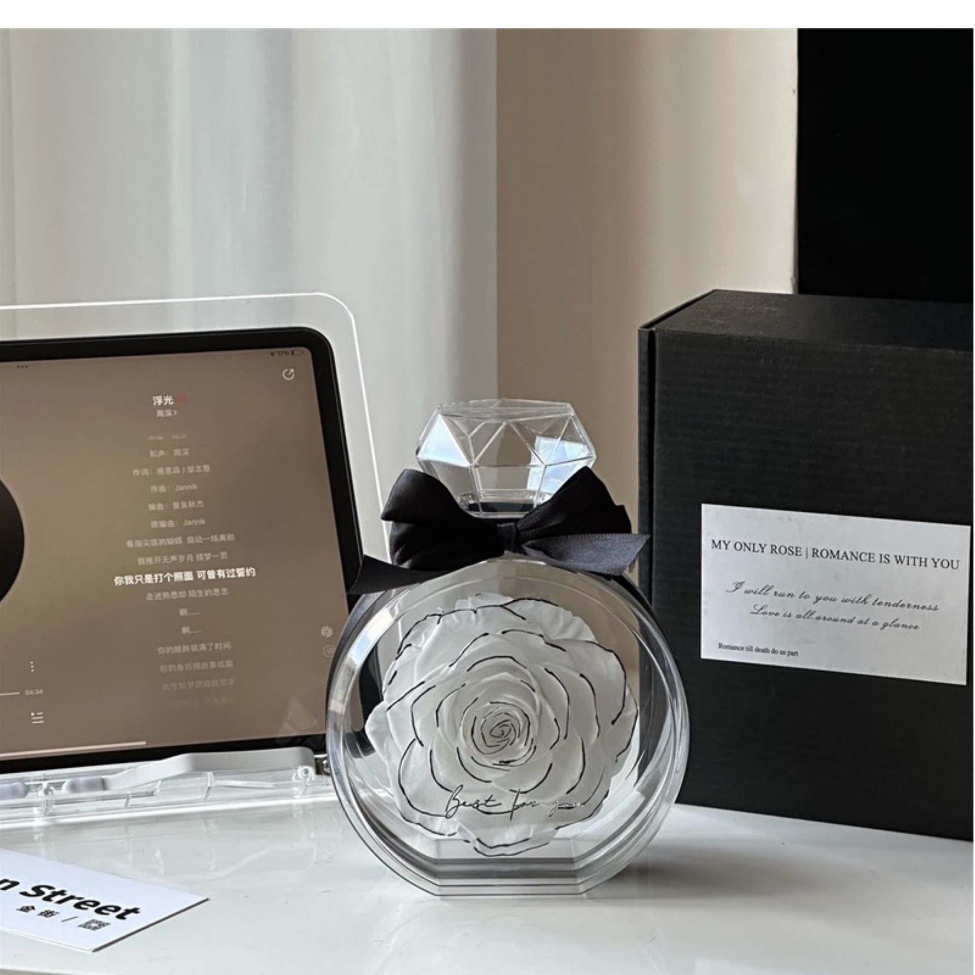 Flor eterna Botella de perfume rosa Caja de regalo de acrílico terminado Regalo de flor real del día de San Valentín Flor eterna Adornos de alta calidad