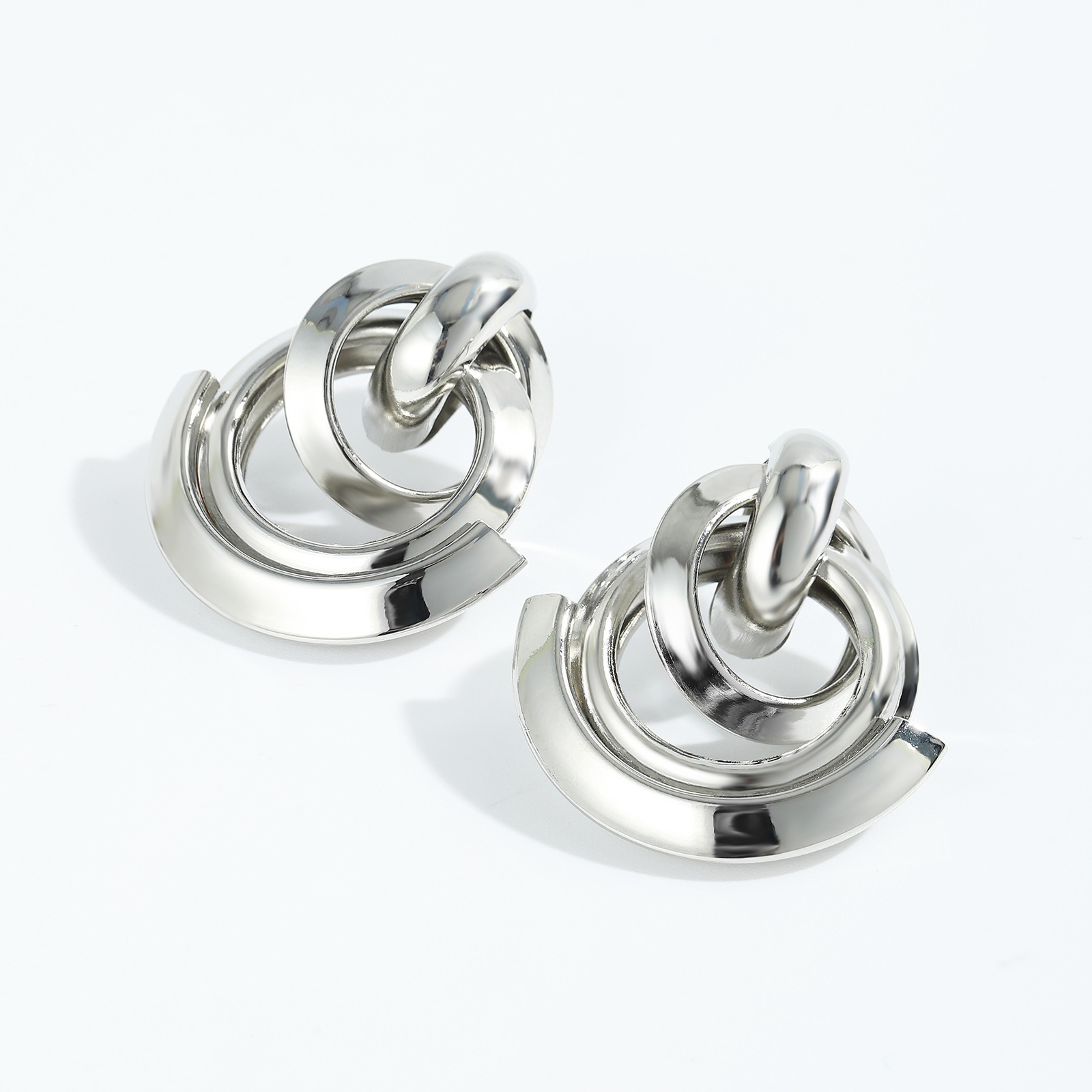 Boucles D&#39;oreilles Entrelacées De Cercle D&#39;argent Galvanoplastie De Mode display picture 6