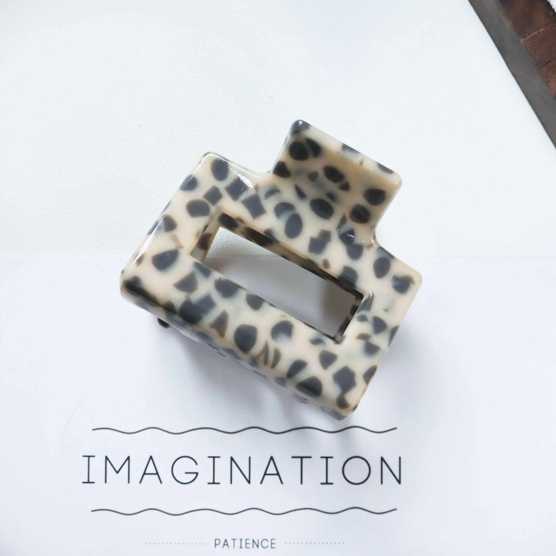 베이지색 검은 점