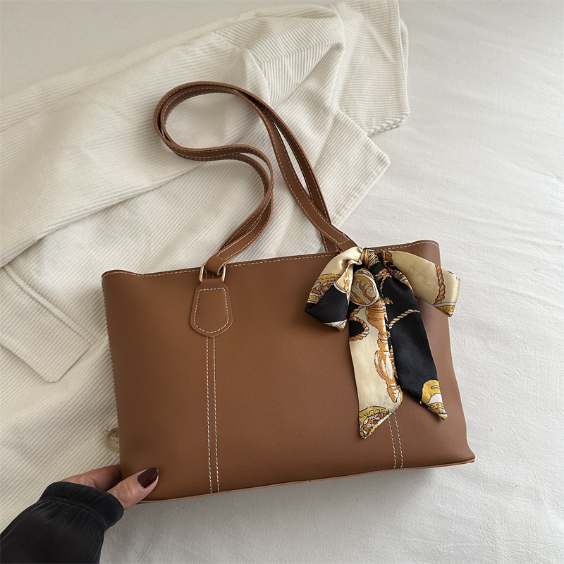 Retro alta sensación de bolso de viaje 2025 primavera y verano nuevo estilo versátil ins bolso de hombro de trabajo de color sólido bolso especial