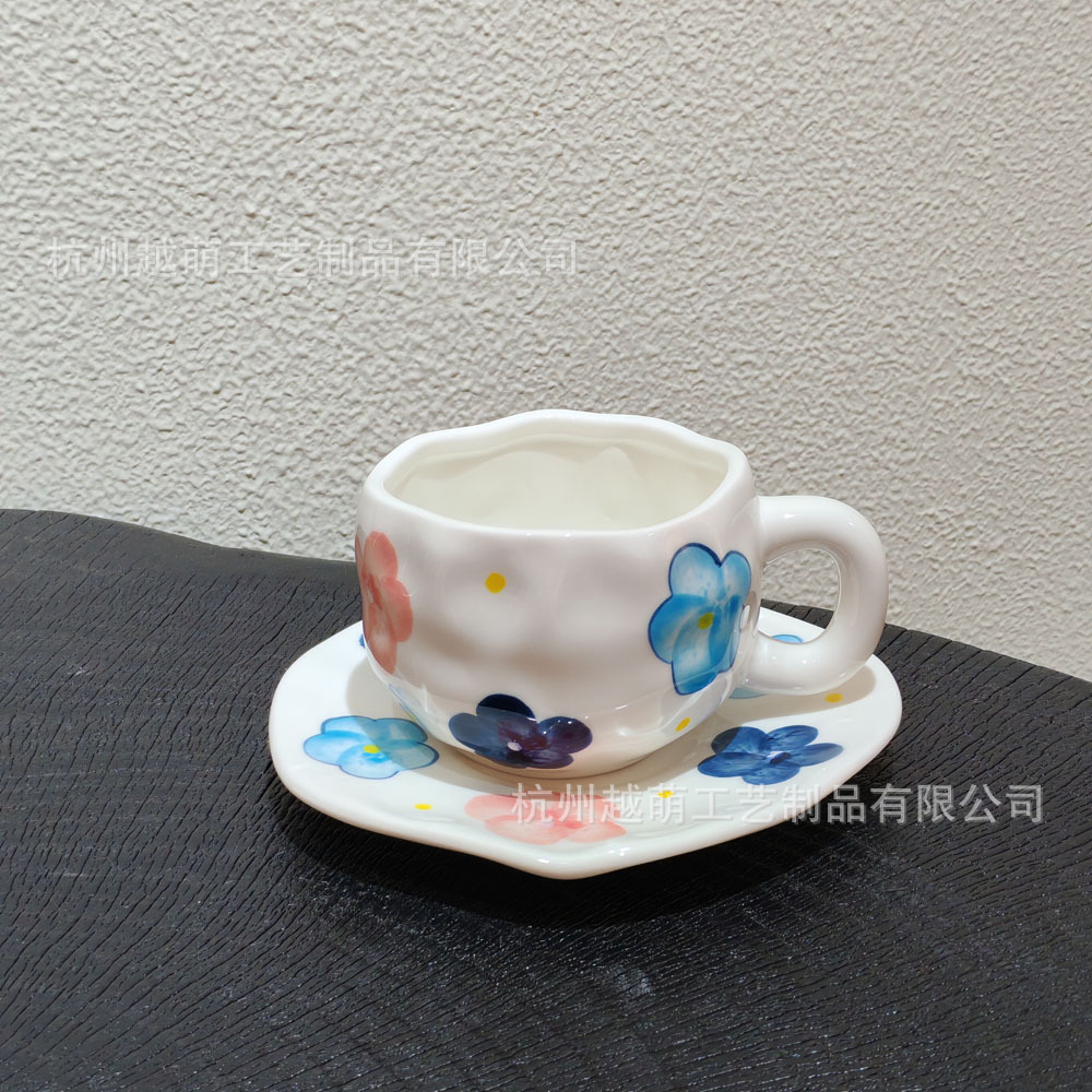 Taza de café de cerámica navideña irregular, linda taza con diseño de flores y corazones pintados a mano, juego de taza y platillo para té de la tarde