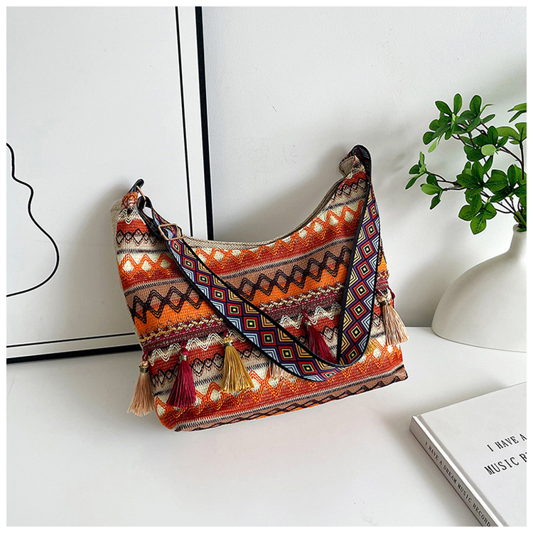 Large-capacity tote bag 2025 Summer new style trendy, simple and casual women's single-shoulder bag, artistic Chinese-style tassel bag undefined