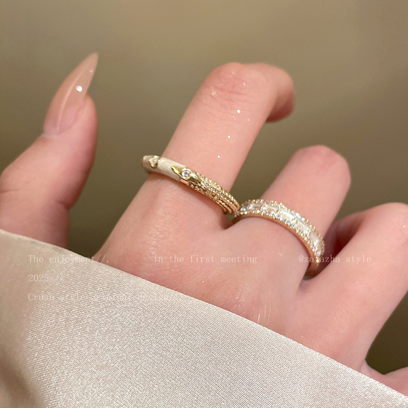 クリームクロスジルコンの指輪女子学生2025新型軽豪華高級感食指戒独特の美しい重ね指環