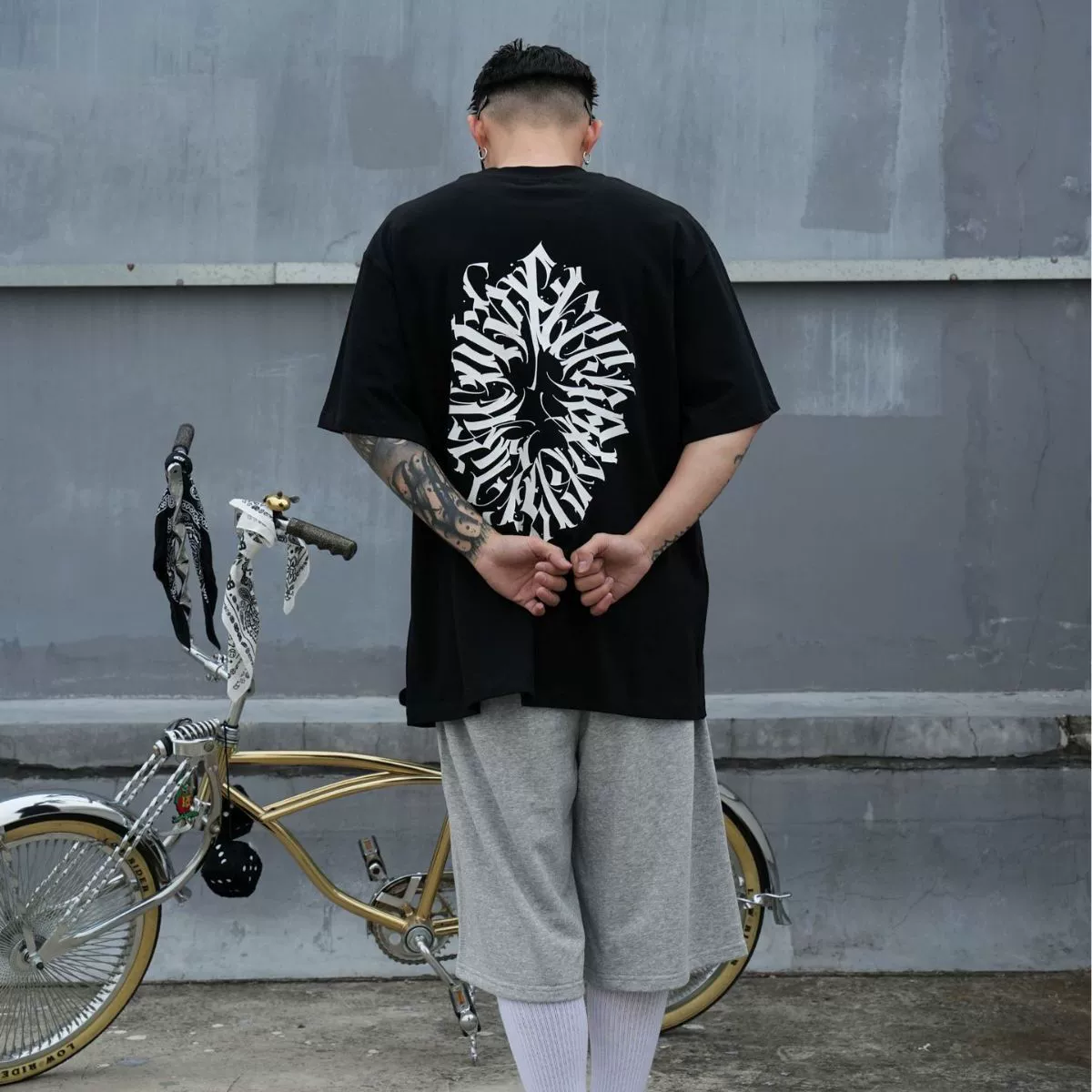 Татуировка в европейско-американском стиле, в стиле чикано с Западного побережья, в стиле курсивной рукописной надписи, с короткими рукавами, трендовая.