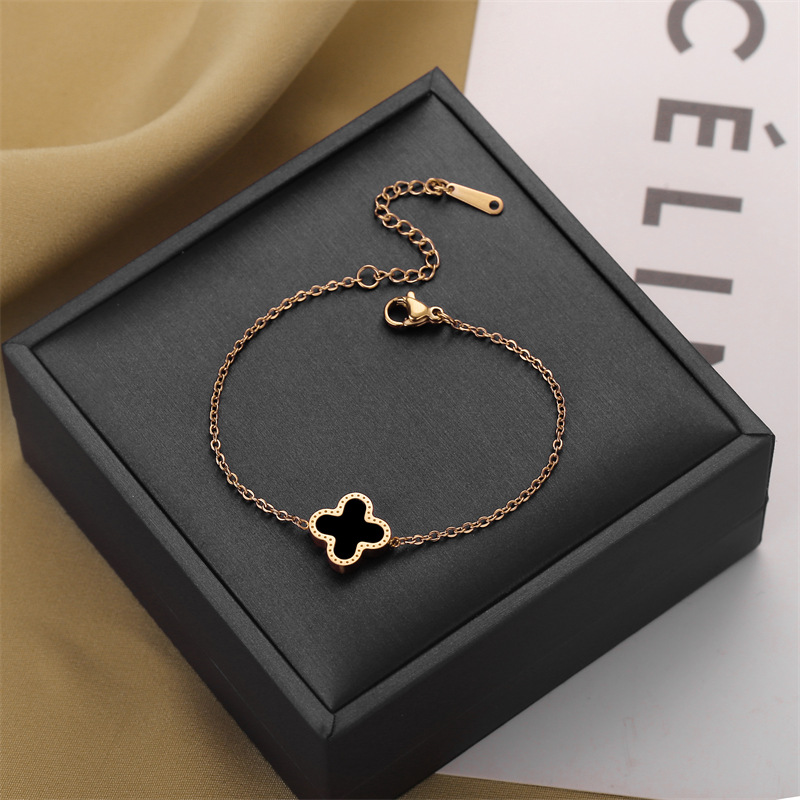 Mujeres no desvanecen la pulsera de acero de titanio de venta transfronteriza negro y blanco de cuatro hojas cadena de oro rosa nicho joyería de lujo ligera image 4