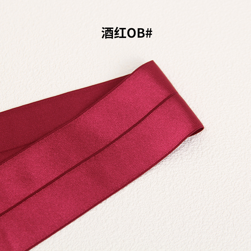 반으로 접힌 버건디 광택 스레드