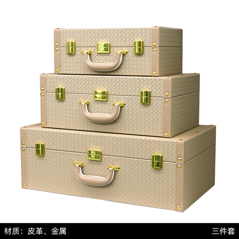 高級収納ボックス、スーツケース、レザースーツケース、メタルコーナー、クローク、モデルルーム、整理収納ボックス、家具|undefined