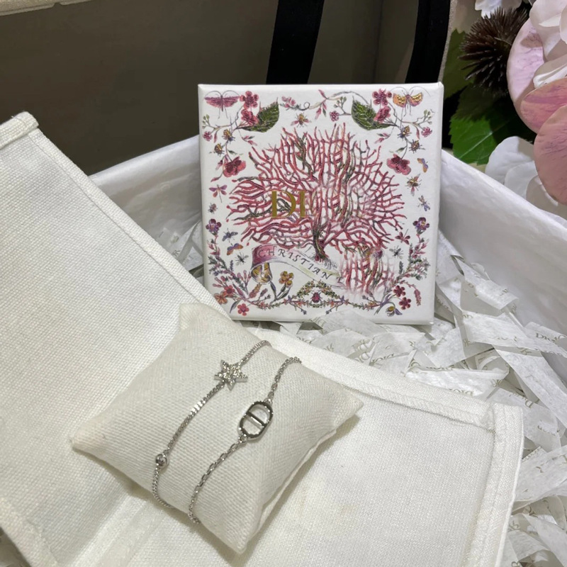 The double-chain design is really impressive! A vintage, versatile bracelet with a high-end feel, featuring stars and diamonds The double-chain design is really impressive! A vintage, versatile bracelet with a high-end feel, featuring stars and diamonds
