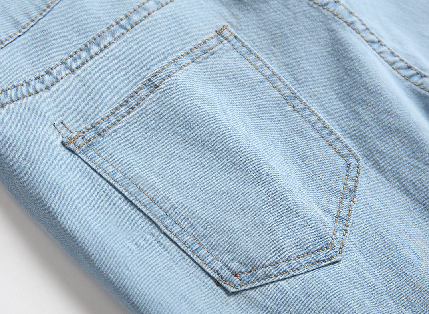 Bianco e vissuto slim per i jeans da uomo dalla vestibilità attillata_voghion.com