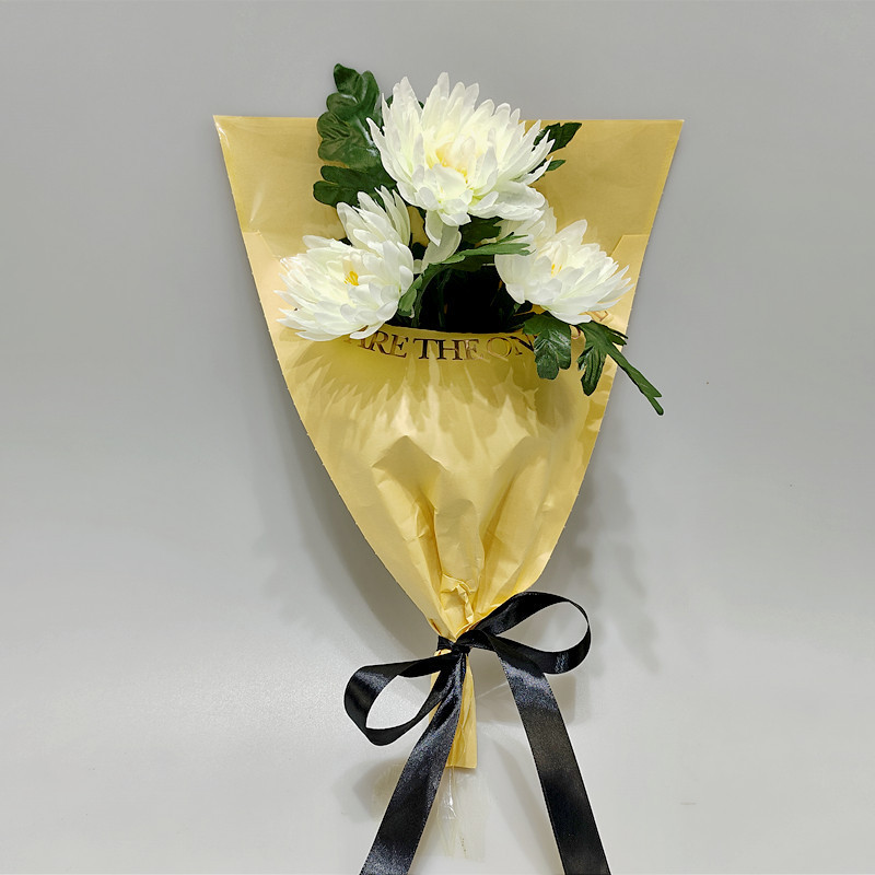 菊の造花をシミュレーションしてお墓を祭る上でお墓の手を持って花の霊堂の墓地に絹の花の家庭の装飾の花の卸売りを並べます。|undefined