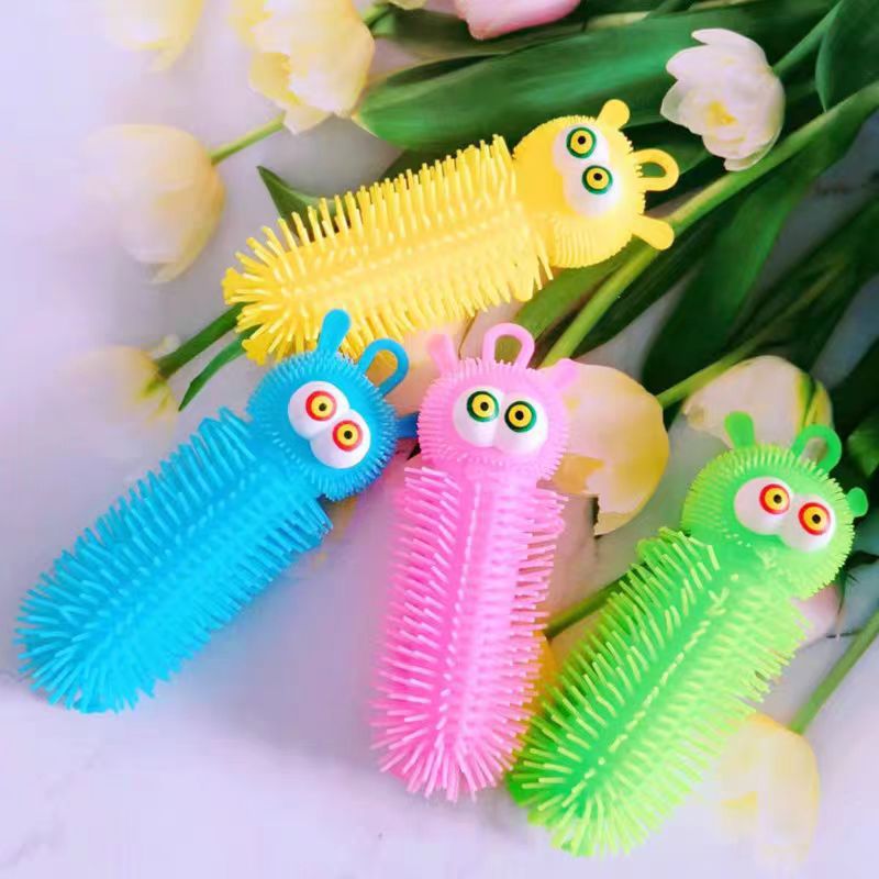 Mercado nocturno destellando puestos luminosos juguetes para niños al por mayor Oruga de pulpo Oruga electrónica de dibujos animados bola de pelo de ventilación