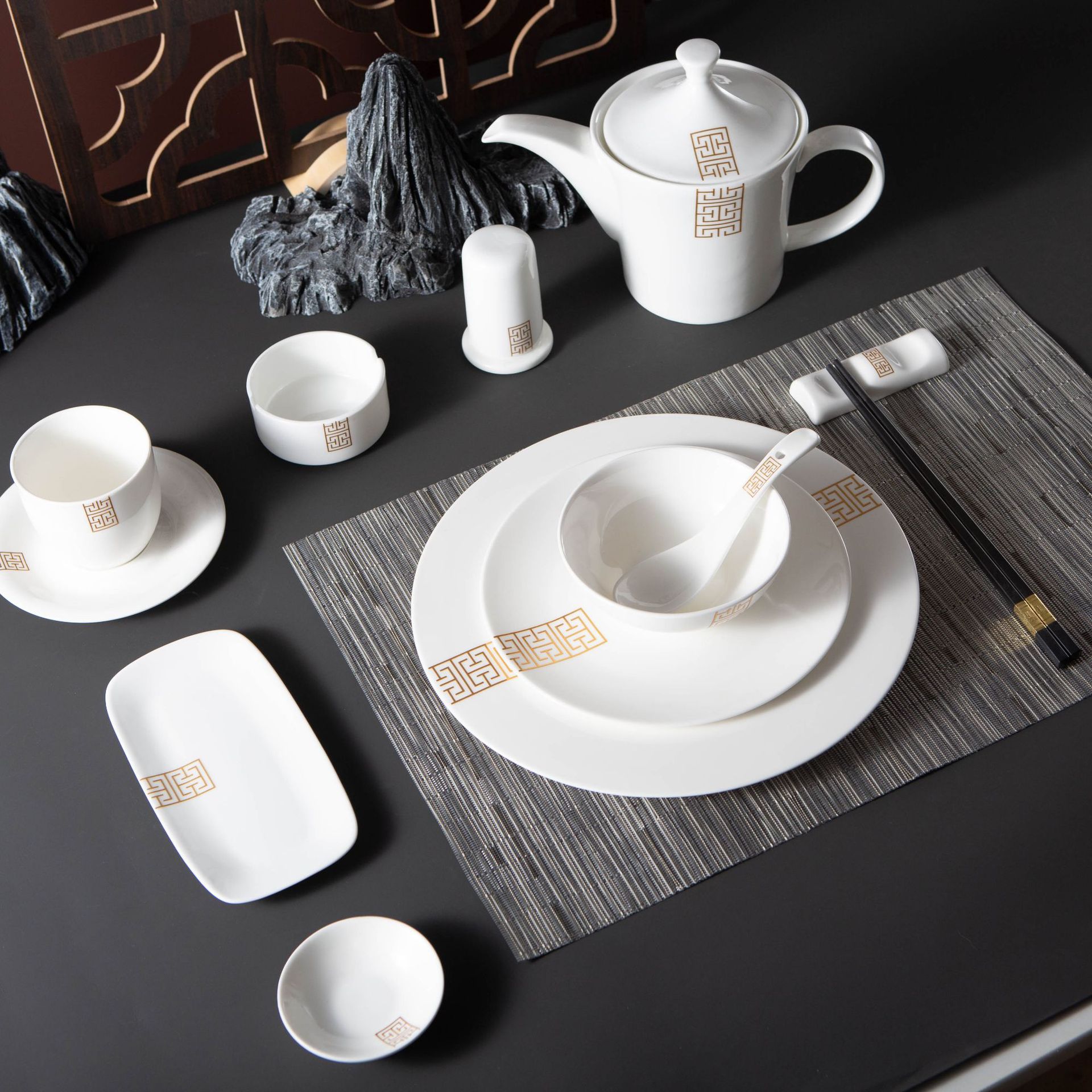 Cross-border 10,000-character gold-embossed bone china bowls, plates, and spoons for high-end hotel tableware, with LOGO.