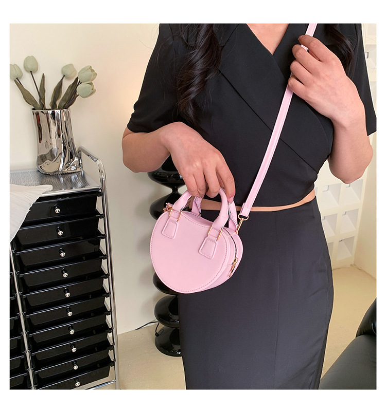 Women's Small Pu Leather Heart Shape Solid Color Streetwear Heart-shaped Zipper Shoulder Bag Handbag Crossbody Bag display picture 2