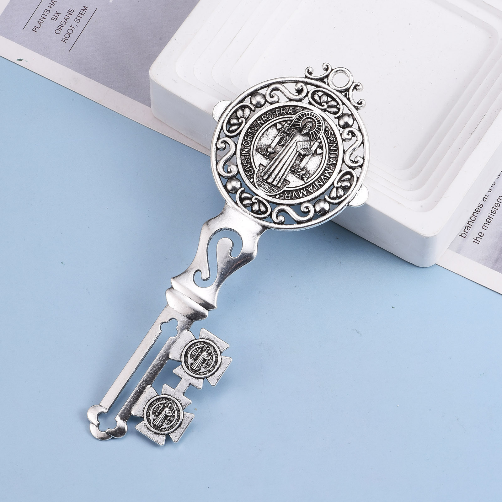 Colgante en forma de llave grande de San Benito de aleación transfronteriza