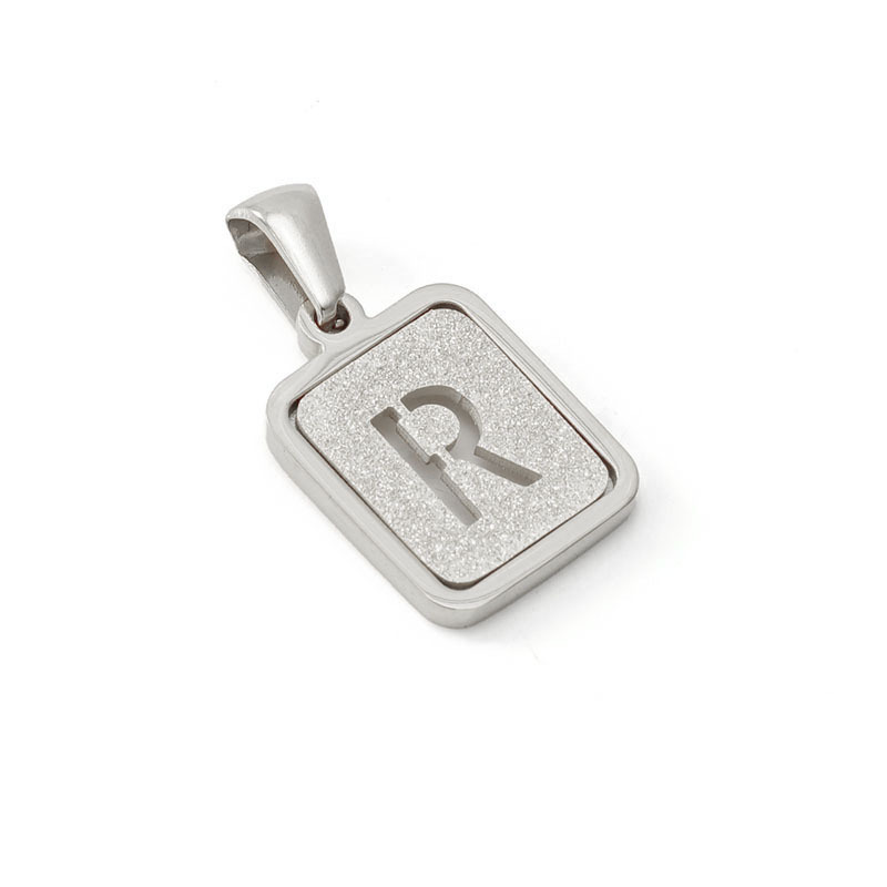 Nueva moda de acero inoxidable letra inglesa colgante de fábrica al por mayor carta prensada en arena titanio acero 18K Commuter todo partido