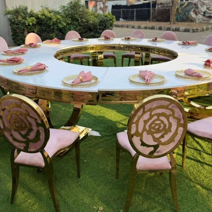 Mesa de boda para exteriores con tablero ovalado de vidrio dorado y acero inoxidable, mesa de comedor combinada para alquiler de banquetes integrada