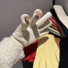 純色のニット手袋の女性は冬に防寒して保温して新しいファッションを厚くします。