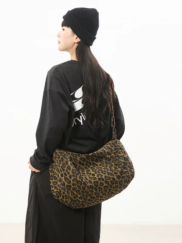 Capacious trend one-shoulder bag, fashionable shoulder bag