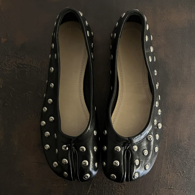 Top-grade cowhide! Vintage rivet split-toe horseshoe shoes for women, 2026 new casual flat shallow single shoes for outdoor wear Top-grade cowhide! Vintage rivet split-toe horseshoe shoes for women, 2026 new casual flat shallow single shoes for outdoor wear