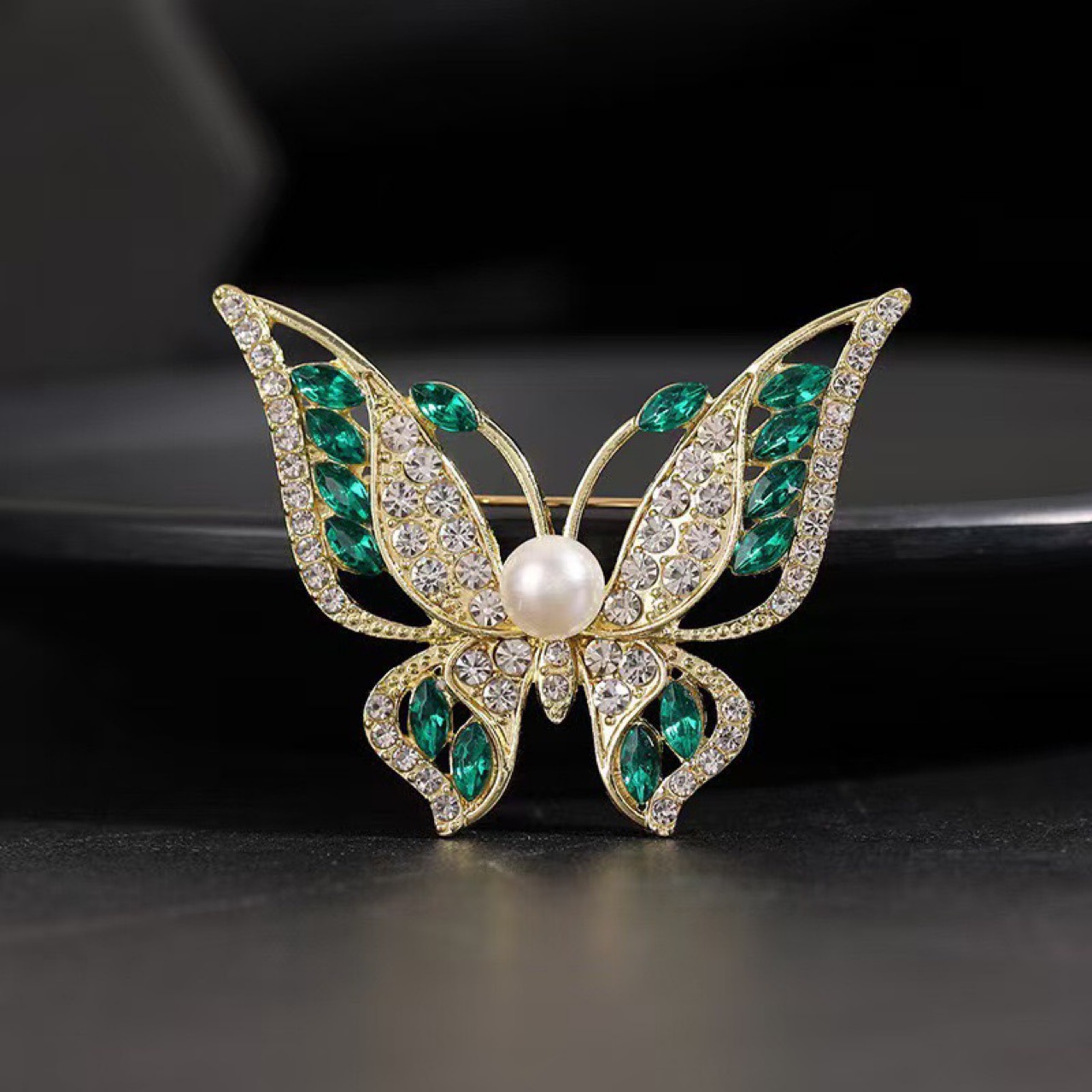 Elegante spilla a farfalla verde con strass per donna_voghion.com