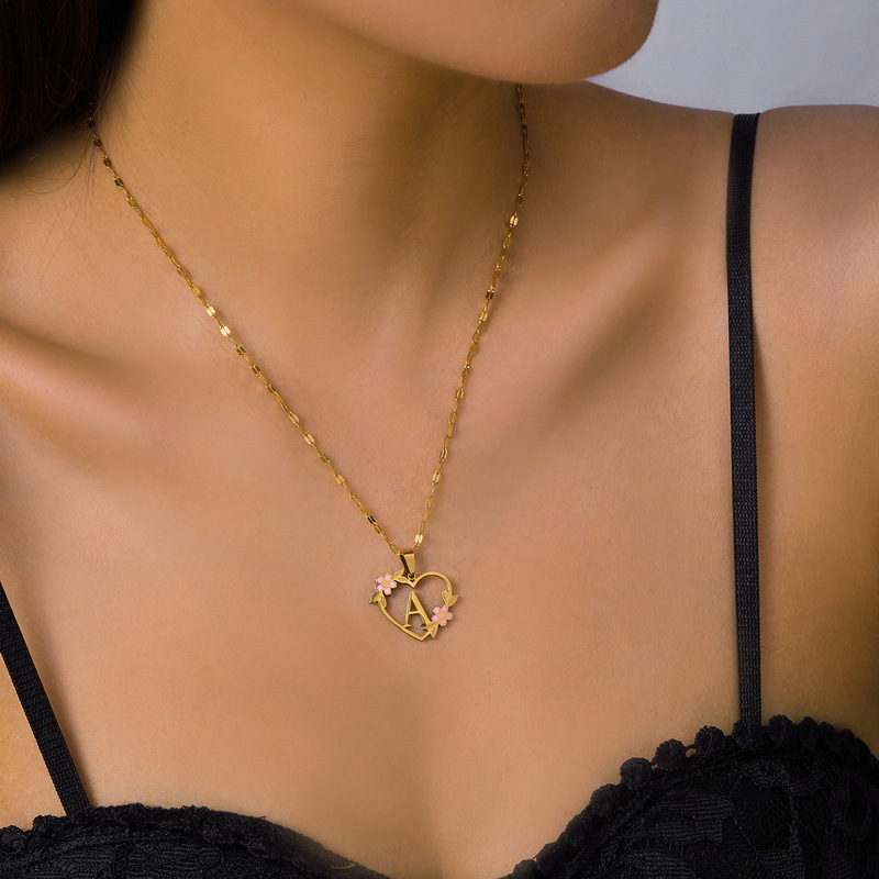 Collana alla moda in titanio con 26 lettere a forma di cuore e fiore, collana con catena a goccia in acciaio inossidabile creativa da donna_voghion.com