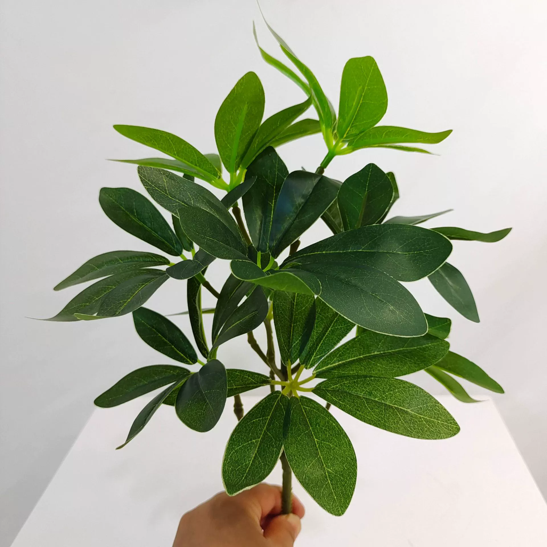 Одиночный букет искусственных цветов Имитация зеленых растений 9 мягких веток утиные ножки Дерево Ландшафтная инженерия украшение дома и на открытом воздухе большие зонтичные листья