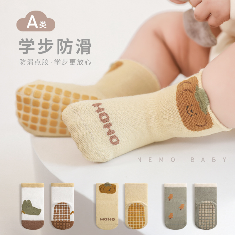 Calcetines de piso de bebé 2023 Otoño e Invierno Nuevo interior antideslizante pegamento de fondo completo niño lindo dibujos animados niños y niñas calcetines de media pantorrilla
