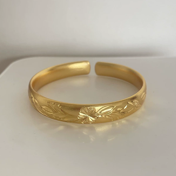 Actual photo of plum blossom bracelet (without Heart Sutra in inner circle)
