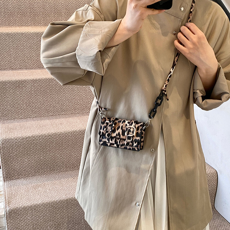 Otoño e invierno bolso de leopardo 2024 nuevo bolso de cadena de moda ligero y lujoso, mini bolso pequeño.