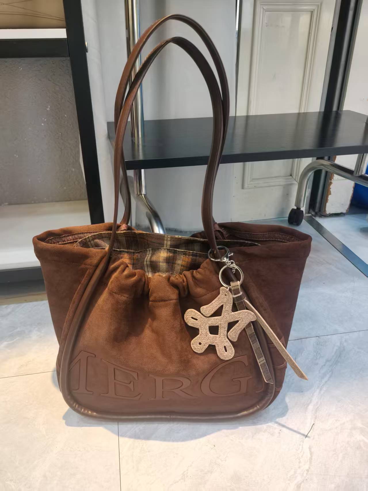 タイマージ中大容量トートバッグ 2025 新鹿革ファッションポータブルショルダー脇の下の女性のバッグ