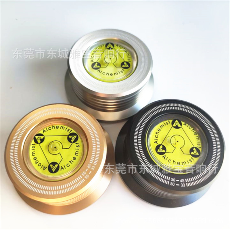 黒ゴムのレコード機のレコード機は目盛りのレベル計のレコード鎮のディスクを持っています。|undefined