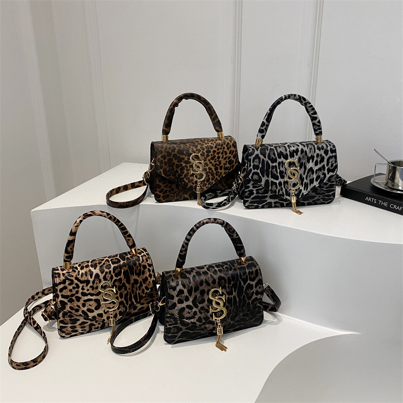 Bolso de hombro popular de este año para mujer 2024 otoño nuevo bolso literario simple moda con estampado de leopardo bandolera pequeño bolso cuadrado